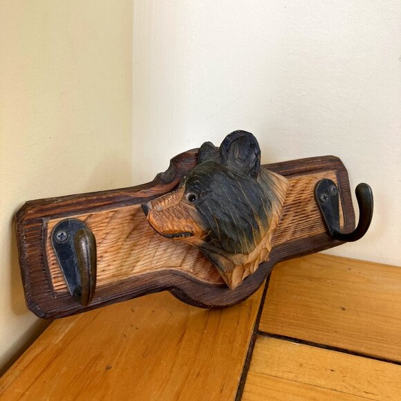 Rustic Carved Wood Bear Wall Mounted 2 Hook Coat Rack 7 1/2" Long - Picture 1 of 4